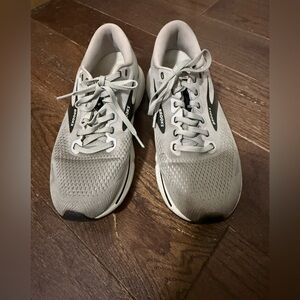 Brooks Gray Athletic Shoes with Breathable Mesh and Supportive Midsole Ghost 15